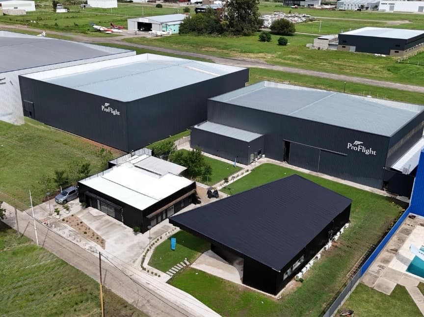 Vista aérea del campus de ProFlight Academy: hangares y Advanced Training Center
