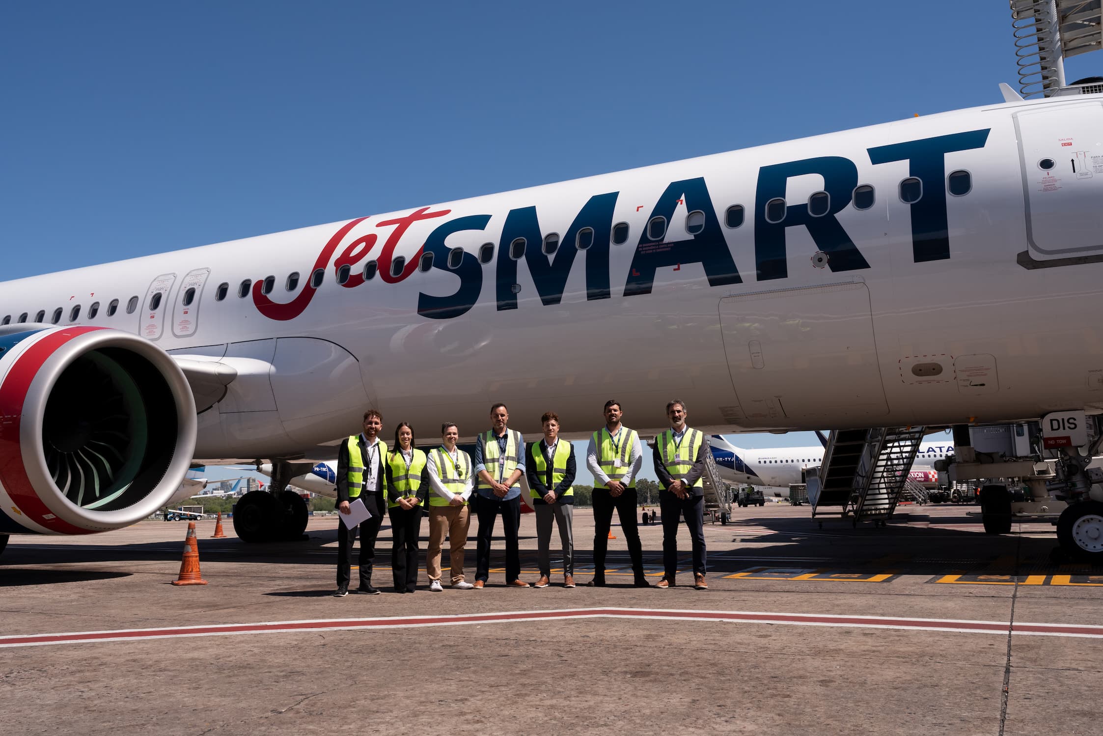 Equipo de ProFlight Academy frente a un avión de JetSMART